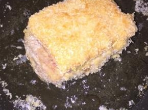 三分钟后煎背面，这样反复正反面至少煎20分钟，然后煎其他侧面4个面，也要每个煎几分钟，这样才能彻底熟了