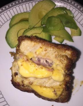 切开后里面浓浓的芝士流出来，非常香，配上牛油果切片，美味～