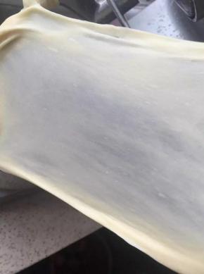 面粉，鸡蛋，糖，盐，酵母粉，温水，混合揉面，盐不要直接接触酵母，揉至初步拓展，最后把软化的黄油也慢慢混合揉一起，揉面过程，要揉出手套膜，盖上湿布温暖地方发酵一小时，一小时后取出，分层10个等大的面团，分别揉捏至光滑，醒面15分钟。