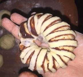 两端捏一起，形成个圈