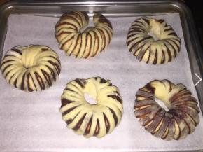 然后放到烤盘中，静待发酵1小时