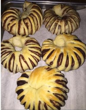 表面刷蛋液，送进烤箱底层，上下火都是170度，20分钟。各家烤箱温度不同，可以随时打开看，表面微有焦色就熟了，如图色