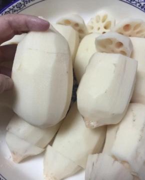 首先将糯米浸泡至隔夜或者几个小时，寻找单节的藕，没有破损的，削去外皮，不要把头尾削破漏洞，在一头切五分之一处，当盖子