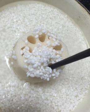 藕眼中塞入糯米，不要太过紧实，不然一会儿煮的时候糯米会膨胀