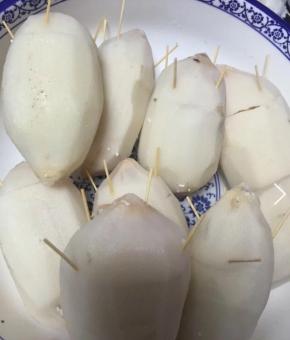 盖好盖子后，用牙签扎住固定