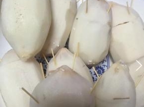 盖好盖子后，用牙签扎住固定