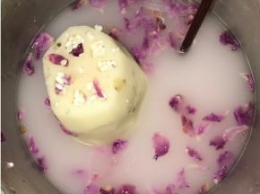 还可以在灌入糯米环节，放点可食用玫瑰。