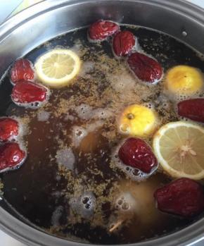 高压锅上多半锅水，加热，把柠檬切大厚片，放水里，冰糖，红糖，干桂花，大枣，丢水里，煮至开锅，然后把藕放入，水要末过莲藕，中小火高压锅50-60分钟