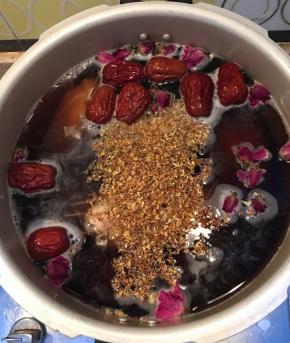 煮放：泡茶用的玫瑰花，大枣，干桂花，红糖，冰糖。