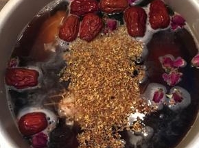 煮放：泡茶用的玫瑰花，大枣，干桂花，红糖，冰糖。