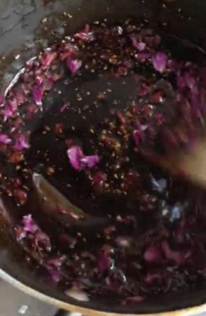 煮至最后比蜂蜜稍微稀一点的状态，扔一把干桂花和干的食用玫瑰。