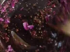 煮至最后比蜂蜜稍微稀一点的状态，扔一把干桂花和干的食用玫瑰。