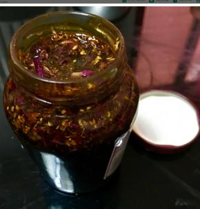 可以用来淋在藕上吃，但是藕非常入味和香甜已经不需要这个酱汁了哦~也可以留着多酿一酿这个酱，端午节时候吃清水白粽子，淋上这个酱，可比蘸白糖好吃多了~