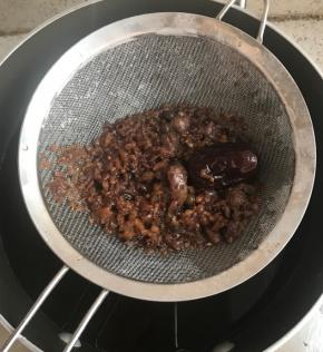 把煮的汤过滤一下，小火煮，煮至最后浓稠，大约半个多小时，不可大火，必须小火。