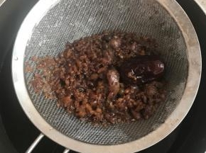 把煮的汤过滤一下，小火煮，煮至最后浓稠，大约半个多小时，不可大火，必须小火。