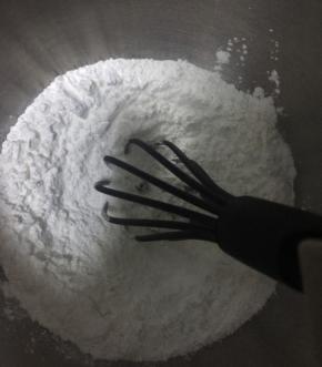 各种干货倒入盆中，搅拌均匀～