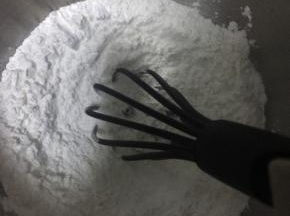 各种干货倒入盆中，搅拌均匀～
