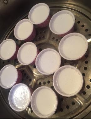 第二种方法，灌入比较硬的小杯中，水开后，蒸10分钟