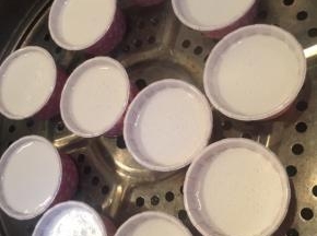 第二种方法，灌入比较硬的小杯中，水开后，蒸10分钟