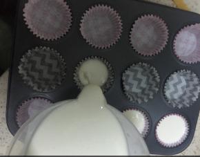 烤箱：罐入模具中，我用的是12连模，水浴法，160度35-40分钟。根据烤箱实际温度，用牙签扎一下，不是特别粘就熟了（建议采用蒸锅）