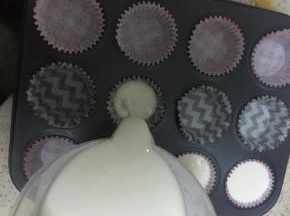 烤箱：罐入模具中，我用的是12连模，水浴法，160度35-40分钟。根据烤箱实际温度，用牙签扎一下，不是特别粘就熟了（建议采用蒸锅）