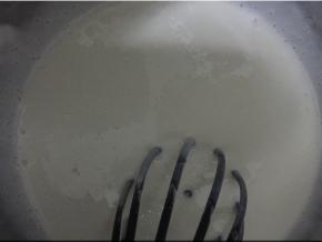 水和牛奶倒入，搅拌均匀。