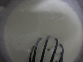 水和牛奶倒入，搅拌均匀。