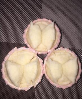 第三锅。。。没看住火，忘记定时了。。。我也不知道蒸了多久，小杯子都蒸烂了。。。不过很可爱～裂纹方向都那么雷同～不过虽然烂了，但是也好吃，和正常出锅的味道是一样滴！