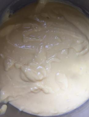 筛入低筋面粉，轻轻搅匀