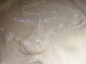 筛入低筋面粉，轻轻搅匀