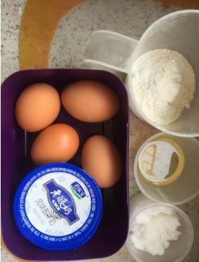 关于酸奶，我是随便从超市买的一罐，一百几十克都是没问题的，这个不像马卡龙一样精确，差不多就行，鸡蛋5个，漏照了一只。