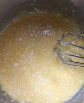 5个蛋黄加酸奶，用力搅和，老酸奶有点固体，用力搅和就没问题了！