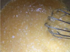 5个蛋黄加酸奶，用力搅和，老酸奶有点固体，用力搅和就没问题了！