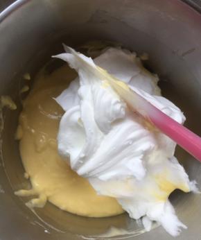 取出三分之一蛋白加入蛋黄糊切拌搅匀