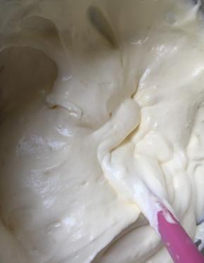 然后倒回蛋白中，切拌搅匀