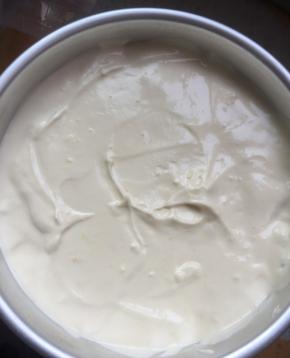 灌入8寸模具中，震摔出气泡