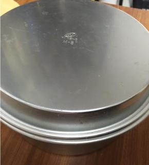 将同尺寸的披萨盘盖住8寸戚风模具，放入蒸锅，开锅后，小火30分钟。不着急开盖子，闷15分钟。然后带着披萨盘一起晾凉，然后放入冰箱冷藏2个小时以上，隔夜更好。