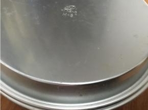 将同尺寸的披萨盘盖住8寸戚风模具，放入蒸锅，开锅后，小火30分钟。不着急开盖子，闷15分钟。然后带着披萨盘一起晾凉，然后放入冰箱冷藏2个小时以上，隔夜更好。