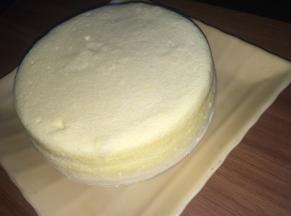 蛋糕会有整体的回缩，如果发现小了，是非常正常的，不用脱模，直接取出。