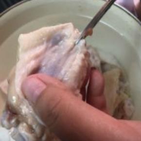 用剪刀把鸡翅的大头骨头连接的地方剪断，然后往下用剪刀剪断连着的筋肉，往下撸肉