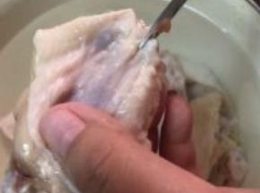 用剪刀把鸡翅的大头骨头连接的地方剪断，然后往下用剪刀剪断连着的筋肉，往下撸肉