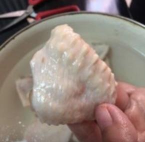 一块完整的脱骨鸡翅