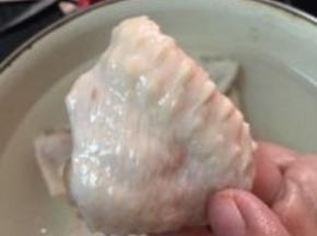 一块完整的脱骨鸡翅