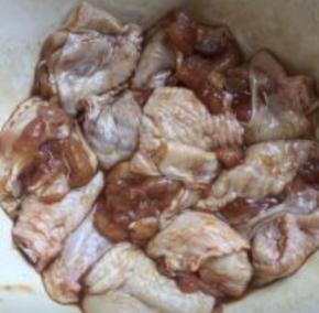 放鸡翅的腌料，抓匀腌半个小时