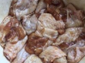 放鸡翅的腌料，抓匀腌半个小时