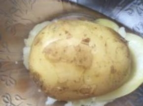 土豆两个中等大小个的，中间切开，上锅蒸熟。