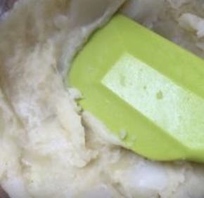 趁热放入黄油白胡椒和盐搅匀至细腻