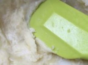 趁热放入黄油白胡椒和盐搅匀至细腻