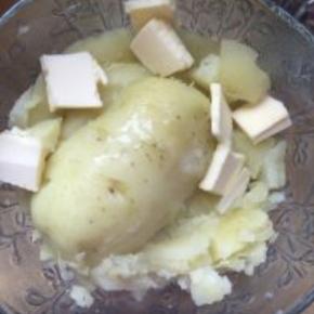 蒸熟的土豆，外皮一扯就下来