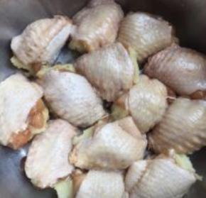 把土豆泥装入裱花袋，挤进鸡翅中